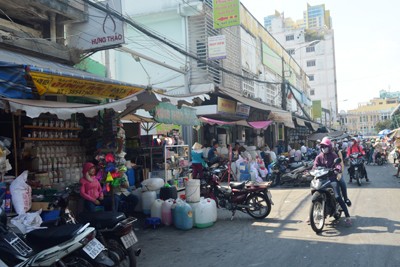 Mua bán hoá chất tại chợ Kim Biên.