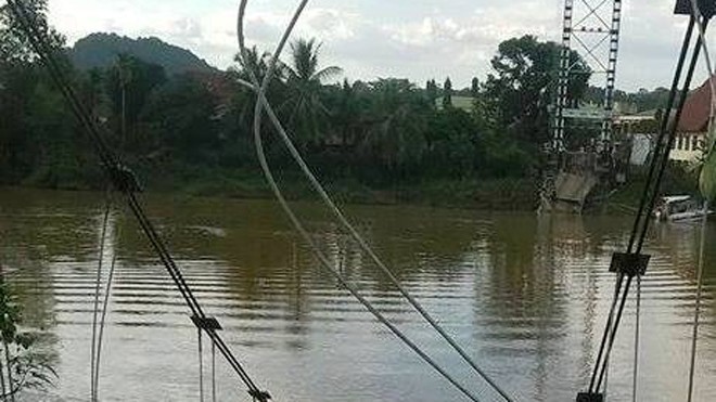 Cầu treo bị sập ngày 15/11. Ảnh: Báo Giao thông