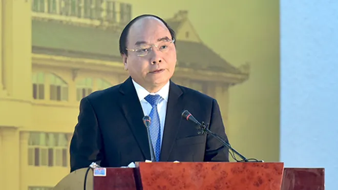 Thủ tướng biểu dương những thành tích mà Đại học Kinh doanh và Công nghệ đã đạt được trong 20 năm qua. Ảnh: VGP/Quang Hiếu
