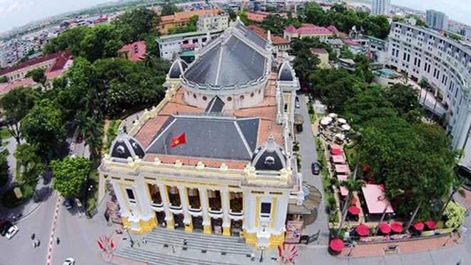 Hàng rào khuôn viên xung quanh Nhà hát lớn sẽ được dỡ bỏ tạo công viên mở. Ảnh: Giang Huy.