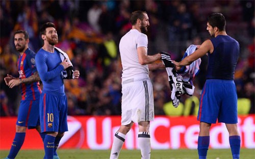 Chiellini (áo trắng) lỡ cơ hội tái ngộ Luis Suarez tại Nou Camp. Ảnh: Reuters