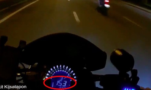 Biker tiếp tục chạy với tốc độ trên 100Km/h khi qua giao lộ bị CSGT nhắc nhở.