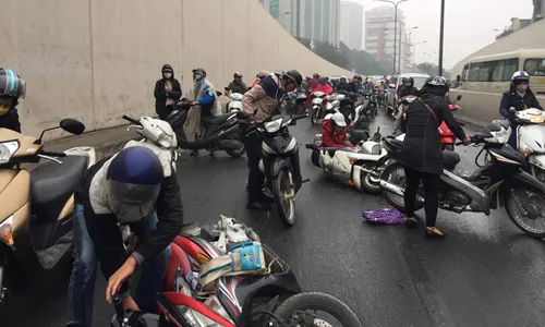 Hàng chục xe máy đang đổ la liệt trong hầm chui Kim Liên