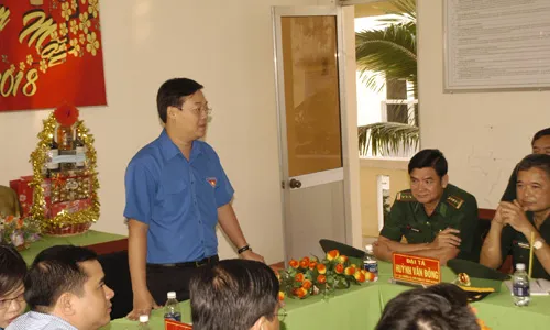 Bí thư thứ nhất Trung ương Đoàn Lê Quốc Phong chúc tết cán bộ, chiến sĩ Đồn Biên phòng Lạc Quới
