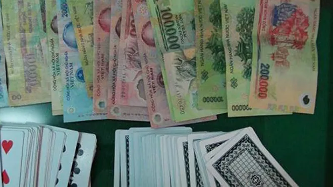 Nhóm cán bộ đánh bài ăn tiền tại trụ sở HĐND xã. Ảnh minh họa. 
