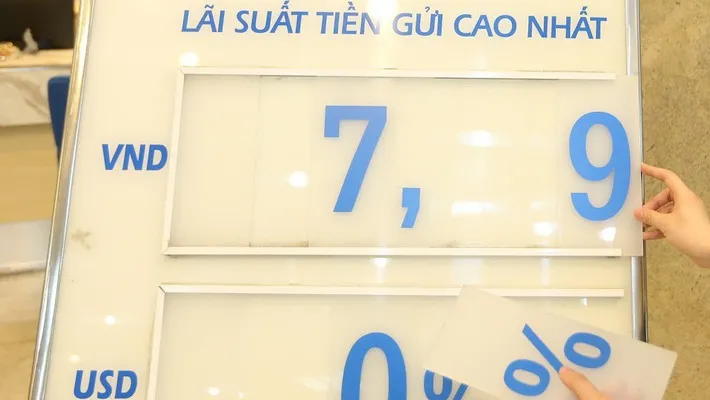 Trong khi lãi suất trên liên ngân hàng nhanh chóng giảm sâu trở lại, cùng lượng vốn lớn cấp tập hút về, thì mức lãi suất cao 7,9-8%/năm đã mở rộng hơn trên biểu niêm yết của nhiều ngân hàng cũng như xen các chương trình cộng thưởng thêm 0,5-0,7%/năm - Ảnh