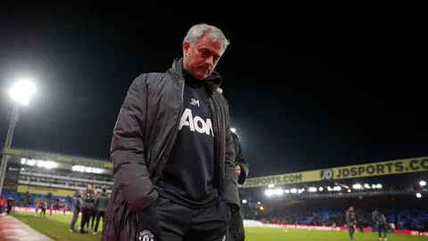 M.U bắt đầu cạn niềm tin ở Mourinho