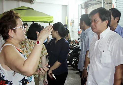 Cư dân tố với ông Hải chuyện bãi xe chật cứng, không lối thoát hiểm. Ảnh: Duy Trần. 