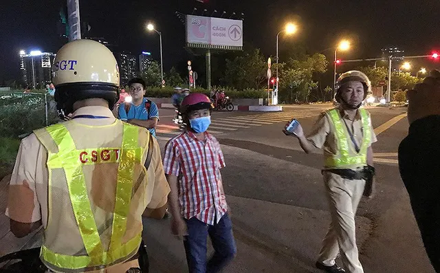 Khi bị yêu cầu đo nồng độ cồn, anh Bảo lảng đi xa và nói bỏ xe. Ảnh: L. THOA