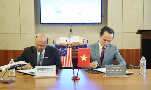 Chủ tịch Tập đoàn FLC Trịnh Văn Quyết (phải) và Phó Chủ tịch phụ trách kinh doanh khu vực châu Á – Thái Bình Dương và Ấn độ của Boeing Dinesh Keskar (trái) thực hiện lễ ký kết.