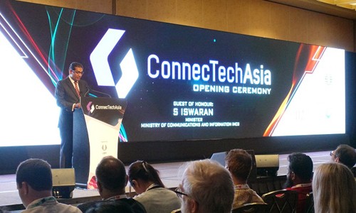 Khách hàng tham quan và trải nghiệm sản phẩm, dịch vụ của VNPT Technology