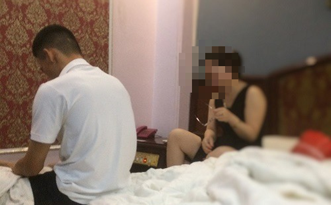 Anh H. và cô giáo P. trong nhà nghỉ (Ảnh: ANTT)