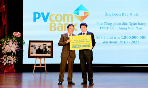 Ông Đoàn Đức Minh – Phó Tổng Giám đốc PVcomBank trao số tiền tài trợ học bổng cho sinh viên ĐH Kinh tế Quốc dân.