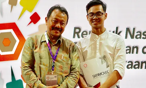 TS. Gatot Hari Priowirjanto - Trưởng Ban Thư ký SEAMEOtrao giải Ba cho Phan Công Hoàng, sinh viên ĐH Duy Tân
