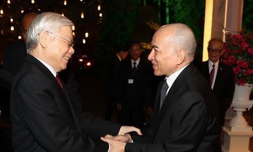 Quốc vương Campuchia Norodom Sihamoni đón Tổng Bí thư, Chủ tịch nước Nguyễn Phú Trọng. (Ảnh: Trí Dũng/TTXVN)