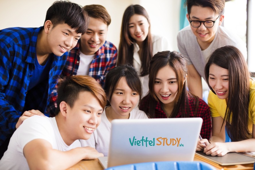 Các bạn học sinh hào hứng với các thức ôn tập mới. Ảnh minh họa