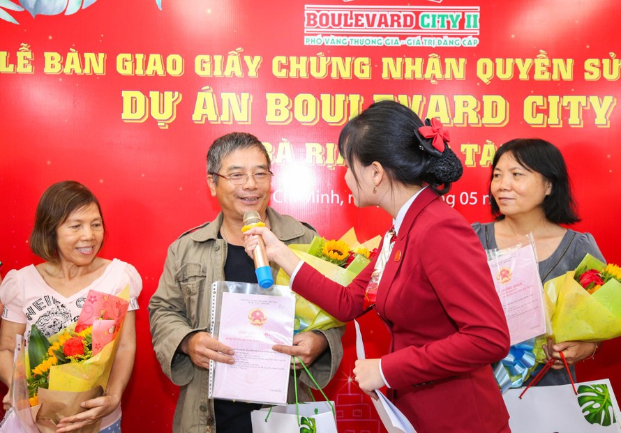 Khách hàng vui mừng, hạnh phúc khi được Việt Hưng Phát trao sổ đúng hạn