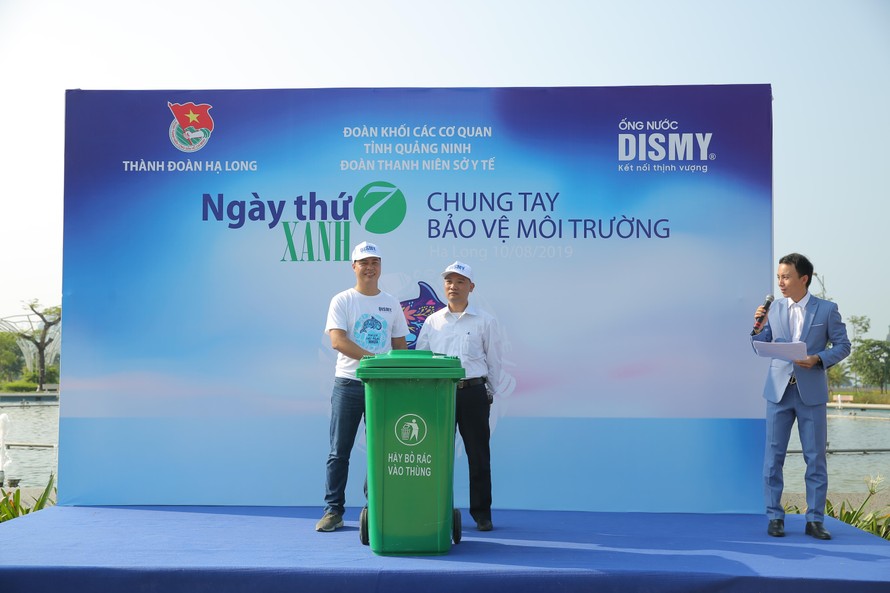 Tại chương trình, Ông Phan Tiến Phương - TGĐ Công ty CP Cúc Phương trao tặng thùng đựng rác cho BQL các dịch vụ Công ích, BQL chợ Hạ Long 1 và BQL chợ Cột 3.