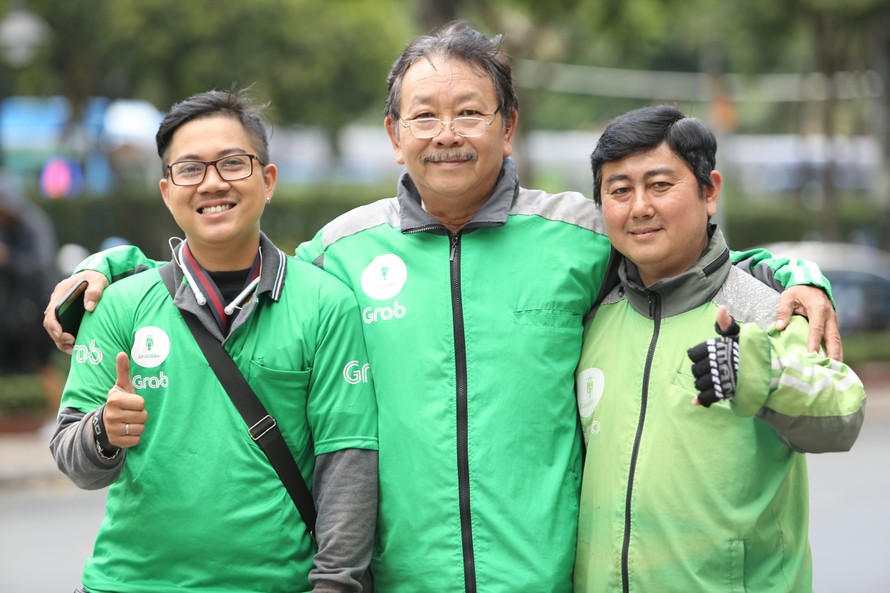 Anh Bình An (ngoài cùng bên trái) thường xuyên gặp gỡ nhiều bác tài có thâm niên để học hỏi thêm kinh nghiệm làm nghề 