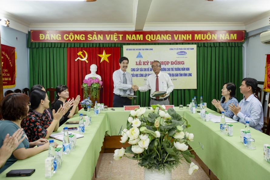Ông Phạm Văn Hồng, Phó Giám đốc Sở GD và ĐT tỉnh Vĩnh Long và ông Nguyễn Quốc Khánh, Giám đốc Điều hành Nghiên cứu và Phát triển Vinamilk ký kết hợp đồng triển khai đề án Sữa học đường cho trẻ trường mầm non và tiểu học tỉnh Vĩnh Long