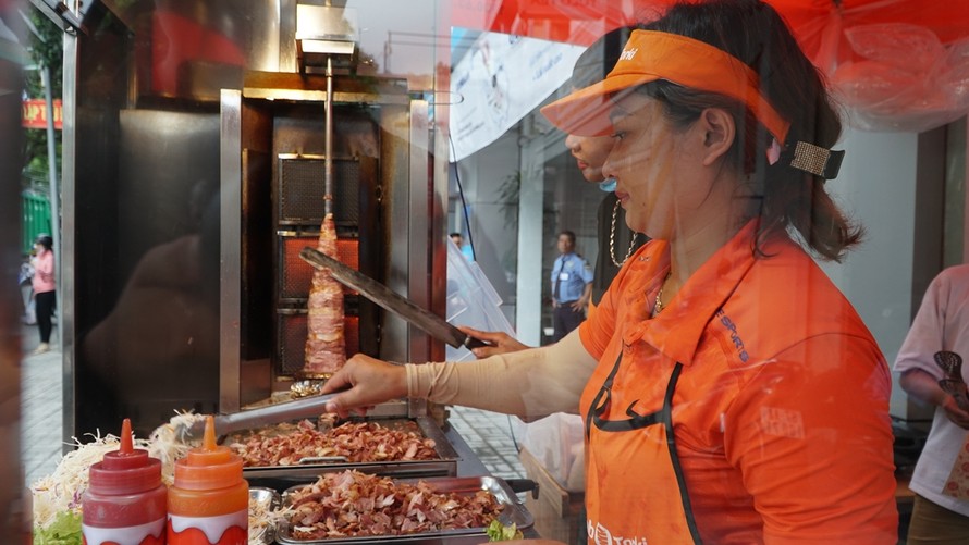 Chị Phùng Thị Thanh Hằng, bà chủ làm bánh mì đầy tâm huyết