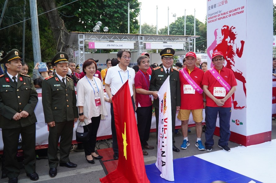 Phó Tổng giám đốc Vietjet Đỗ Xuân Quang trao giải thưởng 4 vé khứ hồi quốc tế cho đội vô địch nội dung Ekiden 2019