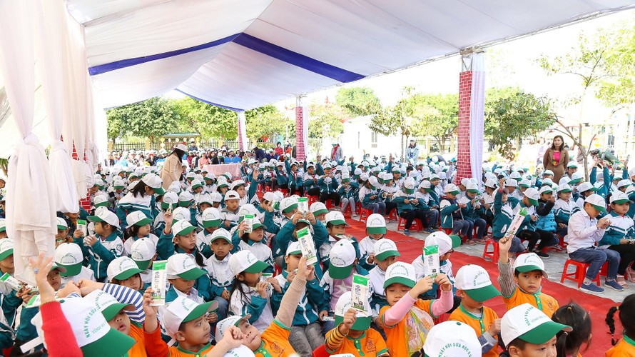 Trẻ em và học sinh tiểu học ở Hà Nam trong ngày phát động chương trình SHD