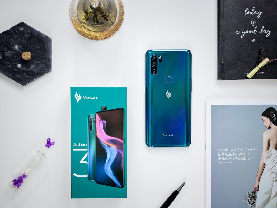 Thiết kế của Vsmart Active 3 gây ấn tượng mạnh với mặt lưng lấy cảm hứng từ “bộ sưu tập đá quý” và mặt trước là màn hình tràn viền kích thước lên tới 6,39 inch