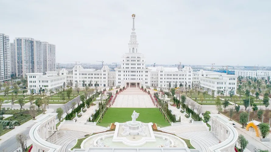 Đại học VinUni rộng 23 ha, hệ thống cơ sở vật chất được xây dựng theo các tiêu chuẩn QS 5 sao của Quacquarelli Symonds (tổ chức kiểm định giáo dục hàng đầu thế giới).