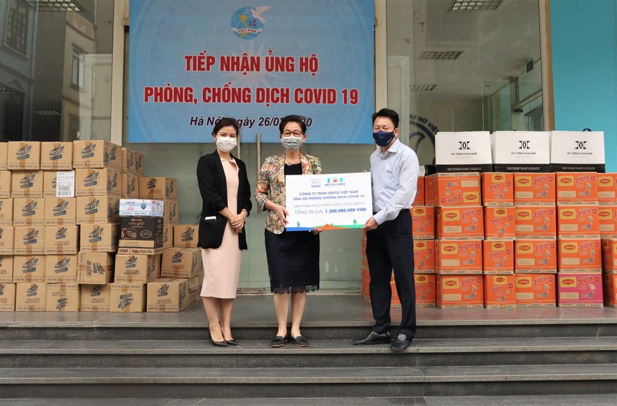Đại diện Nestle Việt Nam trao bảng tượng trưng ủng hộ cho TW Hội Liên hiệp Phụ nữ VN