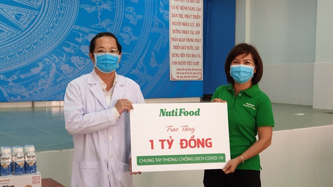 Đại diện NutiFood đã trao quà cho Lãnh đạo Bệnh viện điều trị Covid - 19 tại Cần Giờ