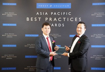Ông Hazmi Yusof, Phó Chủ tịch cấp cao của Frost & Sullivan (người đứng bên phải) trao giải thưởng cho Tổng Giám đốc Viettel Telecom- ông Cao Anh Sơn