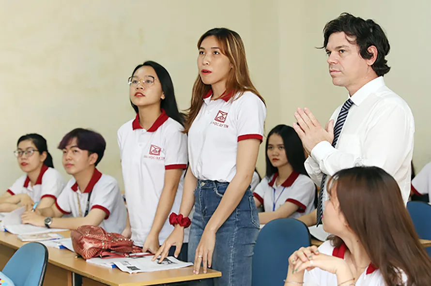 Sinh viên học tập với giảng viên người nước ngoài