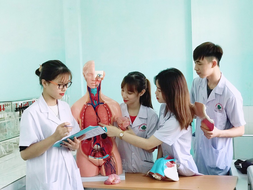 SV trường CĐ Y Dược Tuệ Tĩnh Hà Nội trong giờ thực hành