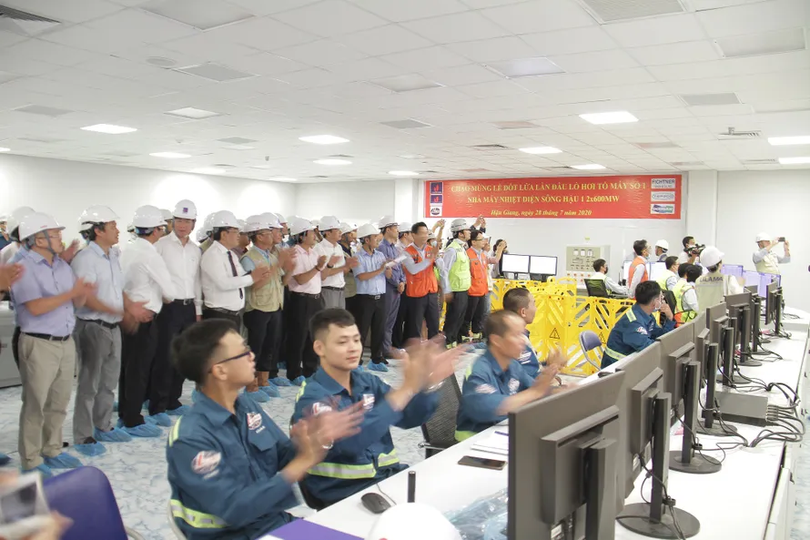 1. Lãnh đạo PVN, Tổng thầu LILAMA và đại biểu chứng kiến dấu mốc đốt lửa lần đầu Lò hơi Tổ máy số 1 NMNĐ Sông Hậu 1