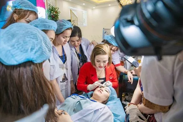 Giáng viên Thu Trang hướng dẫn học viên kỹ thuật phun xăm lông mày