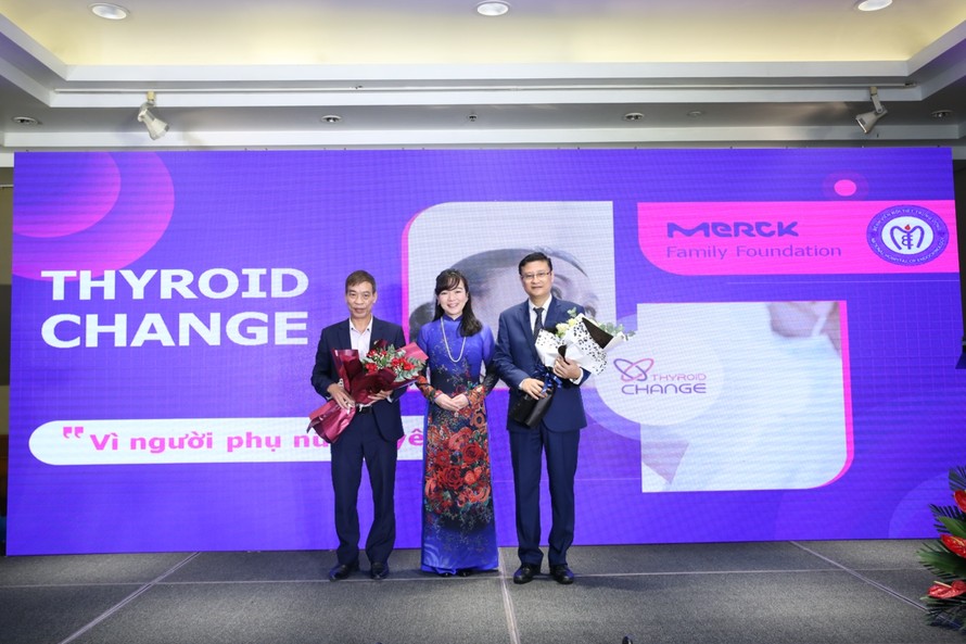 Bà Hideko Ikeda, Tổng Giám đốc Merck Việt Nam tặng hoa tri ân đại diện Bệnh viện Nội tiết Trung ương