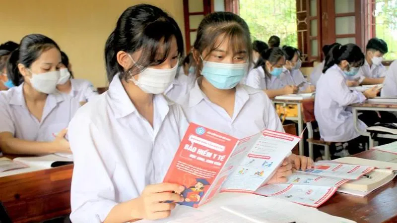 Để bảo vệ sức khỏe thế hệ tương lai, BHXH các địa phương đang nỗ lực để tất cả các em tham gia BHYT đầy đủ.