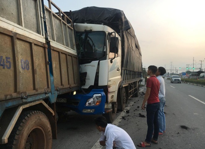 Xe than tông xe củi, tài xế tử vong tại chỗ