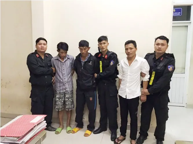 'Cẩu tặc’ dùng ô tô, súng đi trộm chó bị công an tóm gọn