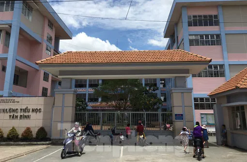Một học sinh lớp 4 bị thầy giáo tát đỏ má vì nghịch trong giờ ngủ trưa