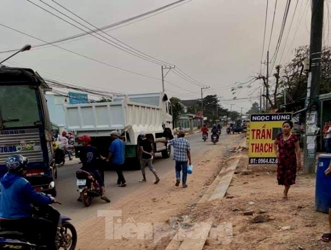 Xe ben mới mua chưa biển số cán chết người trên đường về nhà