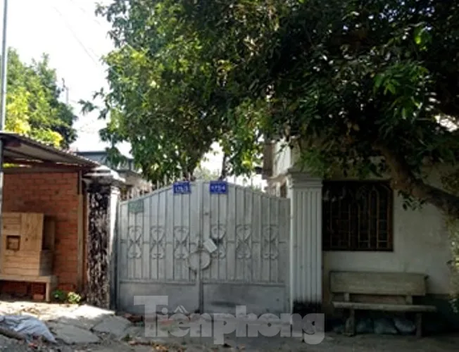 Nhà nguyên Trưởng Ban Tuyên giáo bị khóa cổng, có người đứng gác?
