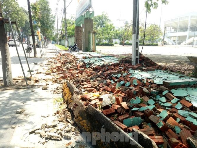  Lốc lớn ở Bình Dương làm tường SVĐ Gò Đậu đổ sập