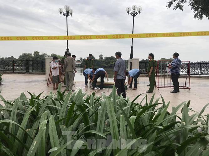 Trục vớt thi thể nữ giới trôi trên sông Sài Gòn