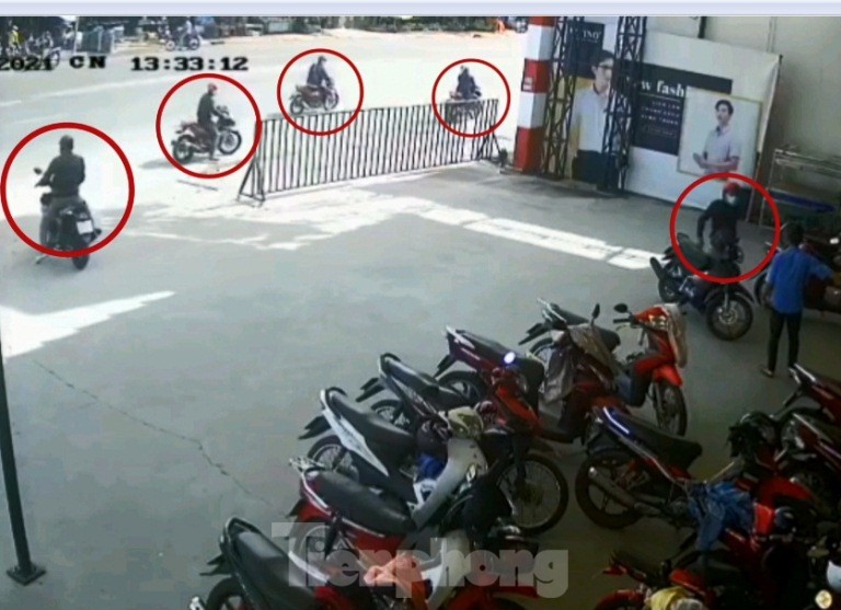 Clip: Nhóm dàn cảnh trộm 3 xe máy trong tích tắc ở Bình Dương