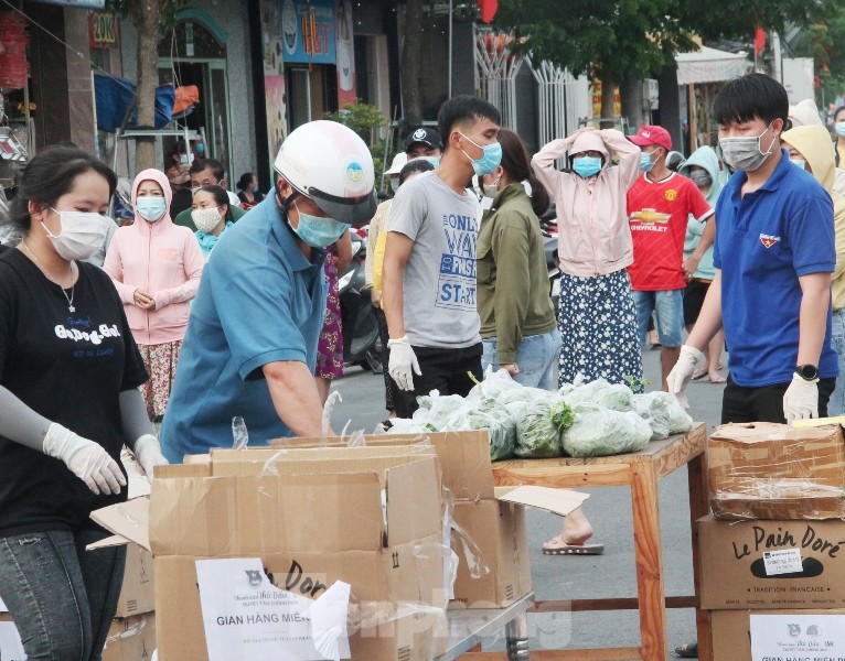 Tuổi trẻ đất Thủ mở ‘Gian hàng 0 đồng’ phục vụ dân khu vực bị phong tỏa