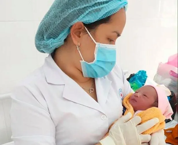 Bé sơ sinh bị bỏ rơi trong túi nilon đặt trước cửa nhà dân