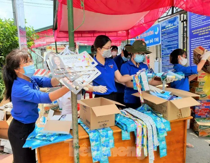 Những ‘cửa hàng tạp hóa’ miễn phí của đoàn thanh niên giúp người dân chống dịch 