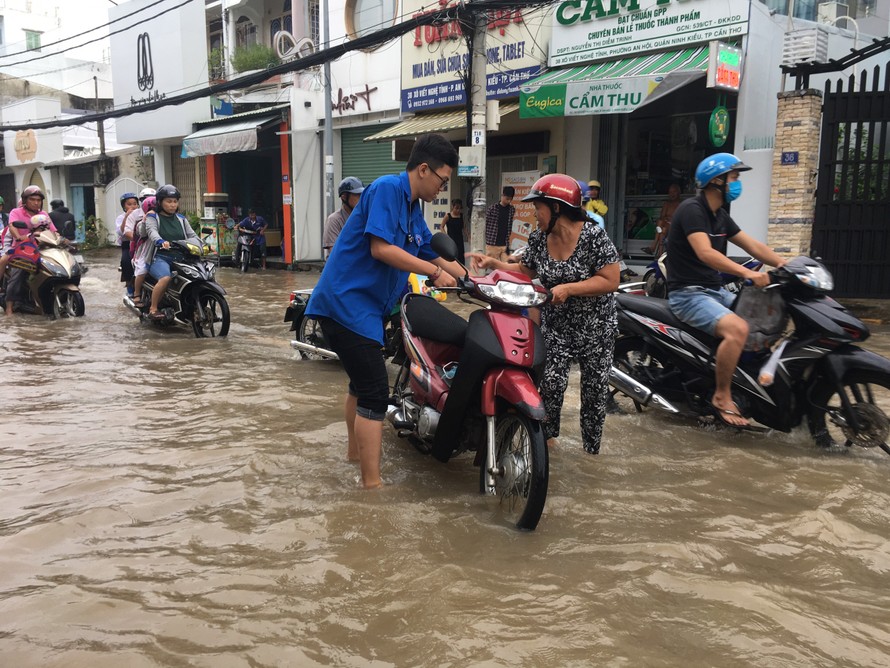 Áo xanh tình nguyện giúp dân vượt qua 'biển nước'